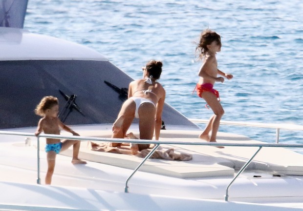 Alessandra Ambrosio curte dia em barco com o filhos (Foto: Grosby Group)