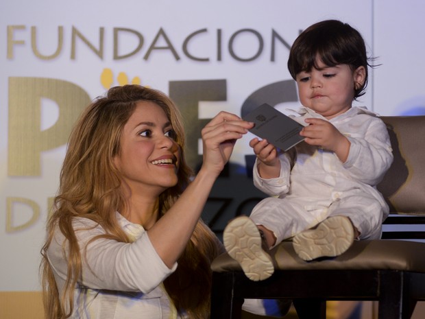 Shakira com o filho, Milan, em inauguração de escola em Cartagena, na Colômbia (Foto: Manuel Pedraza/ AFP)