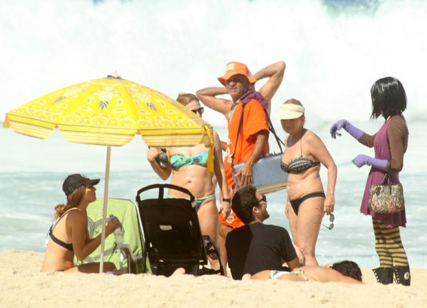  Erika Mader com o marido e a filha na praia do Leblon (Foto: J.Humberto \ AgNews)