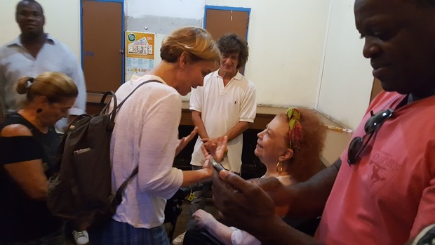 Beth Carvalho recebe Julia Lemmertz em seu camarim (Foto: Thiago Roderich / Divulgação)