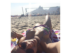 De biquíni, Carol Portaluppi coloca o bronzeado em dia na praia