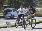 Ex-BBB Yuri anda de bicicleta na Barra da Tijuca