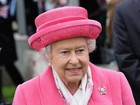 Rainha Elizabeth vai a evento toda de cor-de-rosa após chegada de bisneta