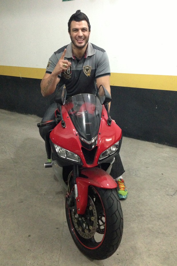 Kleber Bambam e seu moto nova (Foto: Divulgação/Timotinho)