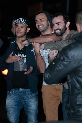 Neymar com amigos em restaurante em São Paulo (Foto: Leo Franco/ Ag. News)