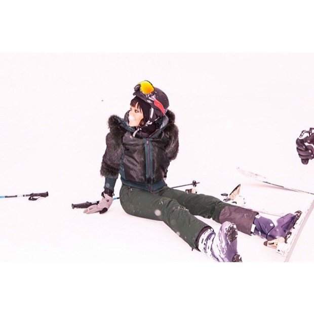 Rihanna ri ao escorregar no esquí (Foto: Instagram)