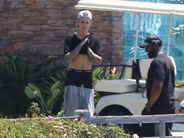 Justin Bieber em Laguna Beach, na Califórnia, nos Estados Unidos (Foto: Grosby Group/ Agência)