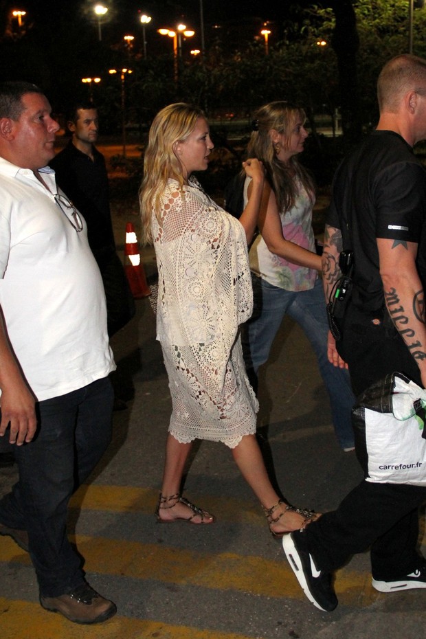 Kate Hudson com o marido saindo para o Rock in Rio (Foto: Wallace Barbosa/AgNews)