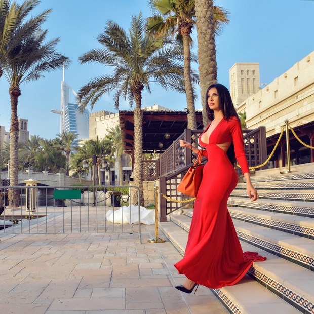Decotada, Susi Humana anda pelas ruas de Dubai (Foto: Divulgação / Jennifer Pamplona)