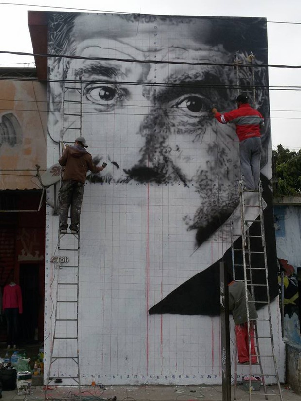 Grafiteiro faz mural em São Paulo com foto de Rubén Aguirre (Foto: Reprodução/Facebook)