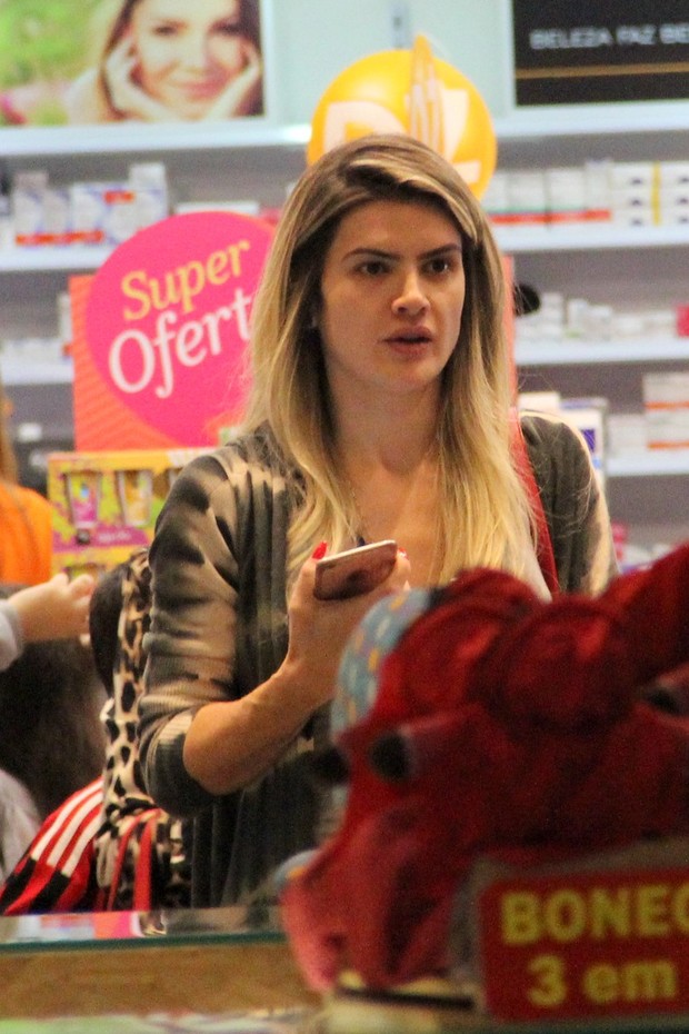 Mirella Santos passeia com a filha pelo shopping  (Foto: J.Humberto \ AgNews)