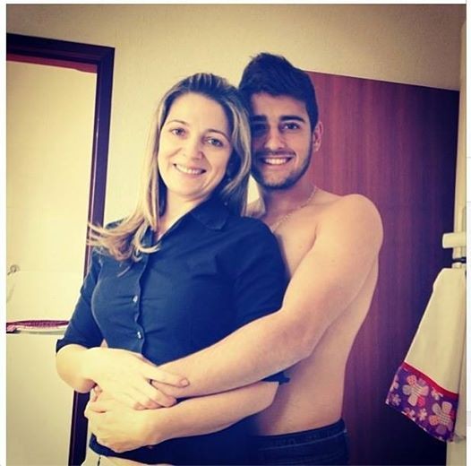 Karina Lucco com o filho Leandro (Foto: Reprodução/Instagram)