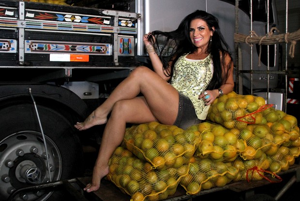 Solange Gomes posa entre laranjas (Foto: Daniel Pinheiro/Divulgação)