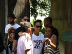 Alicia Keys cumprimenta fãs na porta de hotel no Rio