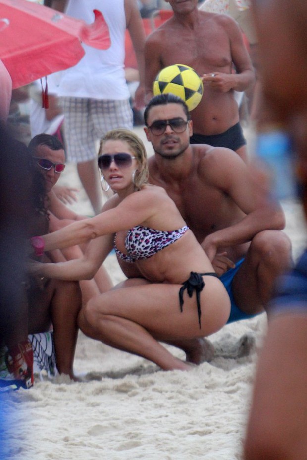 Gustavo Salyer fica com loira na praia de Ipanema, RJ (Foto: Wallace Barbosa/AgNews)
