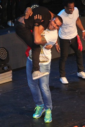 Naldo com dançarino em show em São Gonçalo, no Rio (Foto: Rodrigo dos Anjos/ Ag. News)