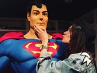 Thaila Ayala dá beijinho em estátua do Superman: 'Tô pegando mesmo'