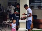Neymar faz churrasco e curte pagode com o filho