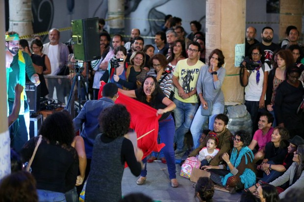 Paula Lavigne reuni cantores contra o fim do Ministério da Cultura, no Centro do RJ (Foto: AgNews)
