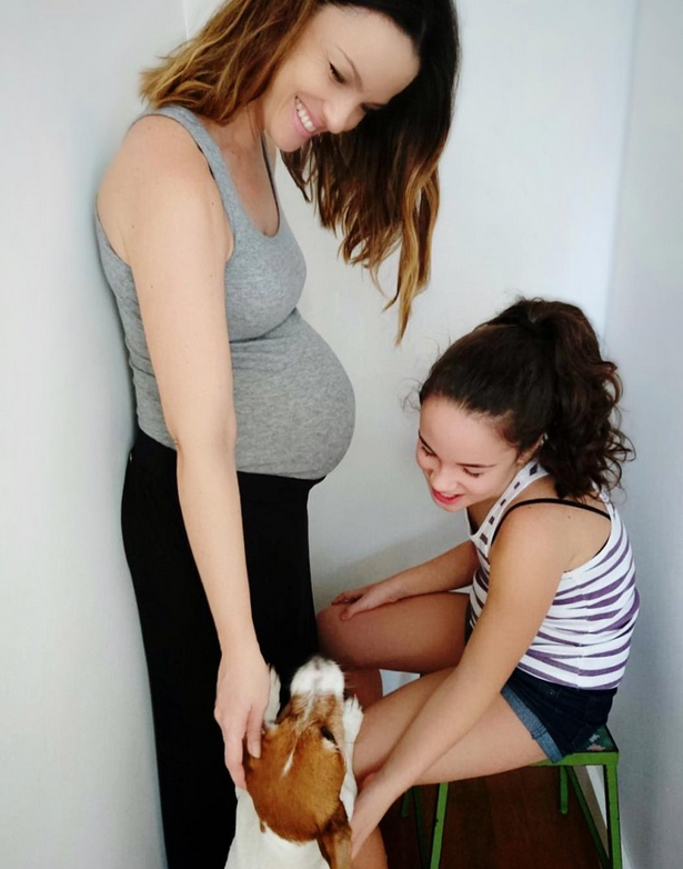 Carolina Kasting, a filha e o cachorro (Foto: Reprodução/Instagram)