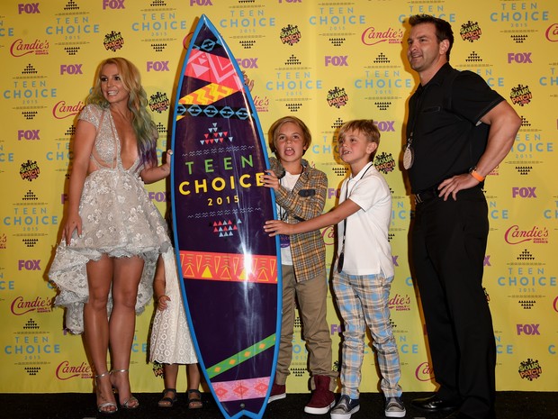 Britney Spears e os filhos Sean Preston e Jayden James em premiação em Los Angeles, nos Estados Unidos (Foto: Jason Merritt/ Getty Images/ AFP)