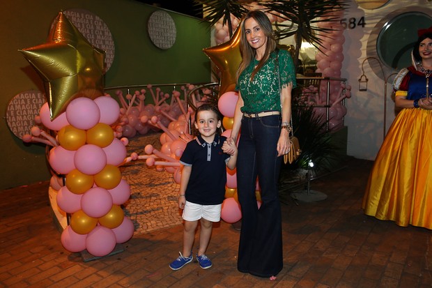 Melissa Wilman, mulher de Otávio Mesquita, com o filho Pietro (Foto: Manuela Scarpa/Photo Rio News)