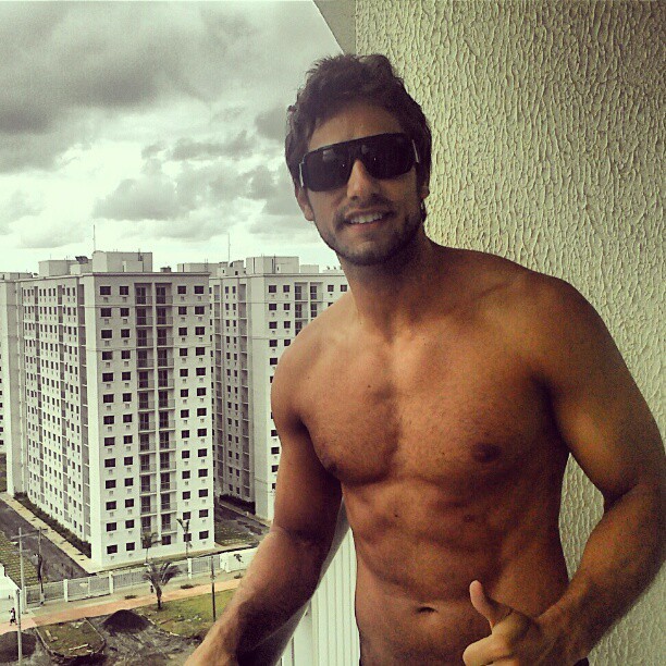 Após sair da casa, Eliéser posa sem camisa e reclama da falta de sol no Rio (Foto: Instagram)