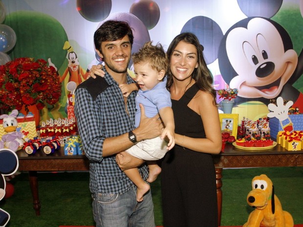 Felipe Simas e Mariana Uhlmann com o pequeno Joaquim em festa no Rio (Foto: Graça Paes/ Brazil News)