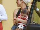 Shakira leva o filho para visitar Gerard Piqué em hotel