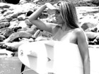 Ex-BBB Marien mostra seu lado surfista em rede social