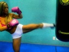 De shortinho e top, Denise Rocha faz treino de MMA