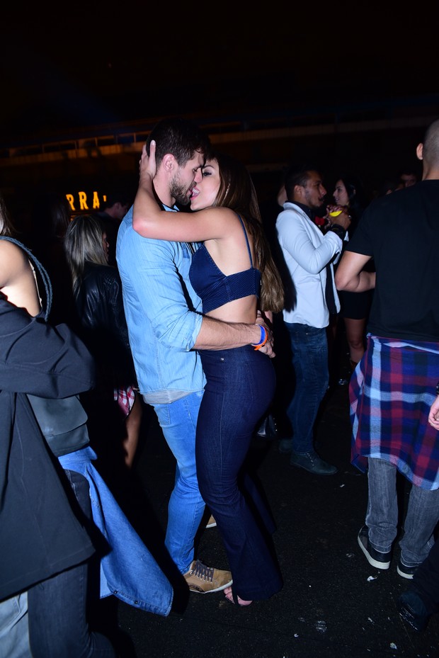 Mari Gonzalez e o ex-BBB Jonas Sulzbach trocam carinhos em festa sertaneja em São Paulo (Foto: Leo Franco / AgNews)