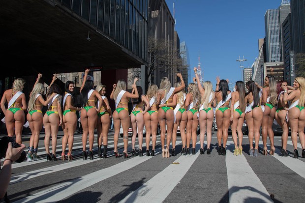 Candidatas a Miss Bumbum param a Paulista  (Foto: Marcelo Brammer / Studio Brammer )