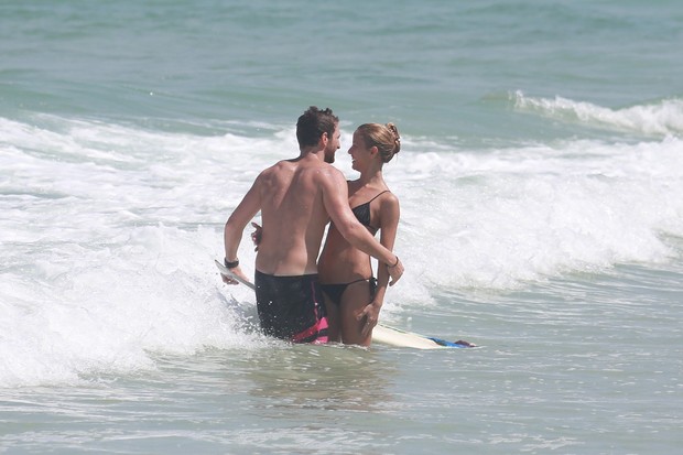 Fernanda de Freitas na praia com namorado (Foto: Dilson Silva/ Ag. News)