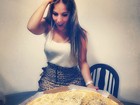 Ex-BBB Anamara come pizza gigante e brinca: 'Maroca Gordinha'