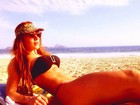 Ex-BBB Aline Dahlen se bronzeia em praia e posta foto na web