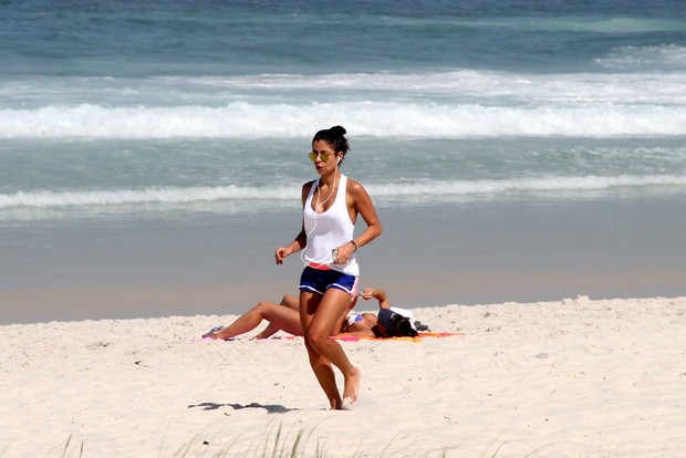 Ana Lima correndo e se alongando na praia da Barra da Tijuca (Foto: Wallace Barbosa/AgNews)