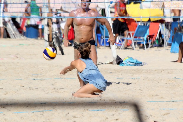 Fernanda Lima joga vôlei na praia (Foto: J. Humberto / AgNews)
