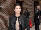 Selena Gomez usa look curtíssimo em programa de televisão