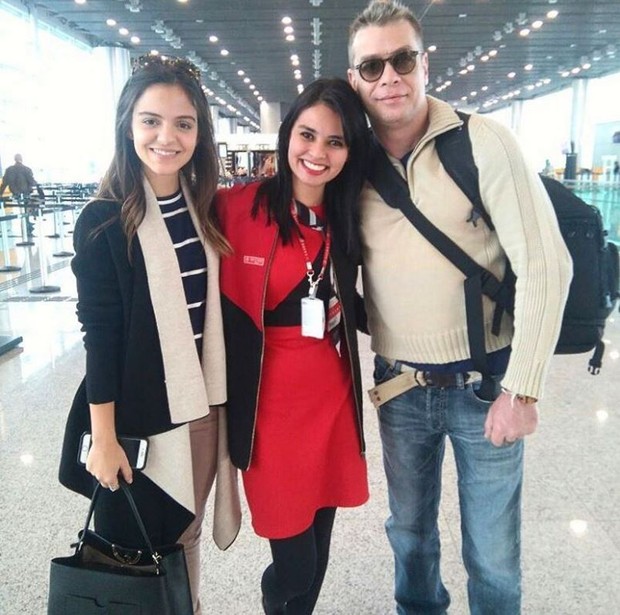 Pally Siqueira e Fábio Assunção posam com fã antes de viagem a Alemanha (Foto: Reprodução/Instagram)