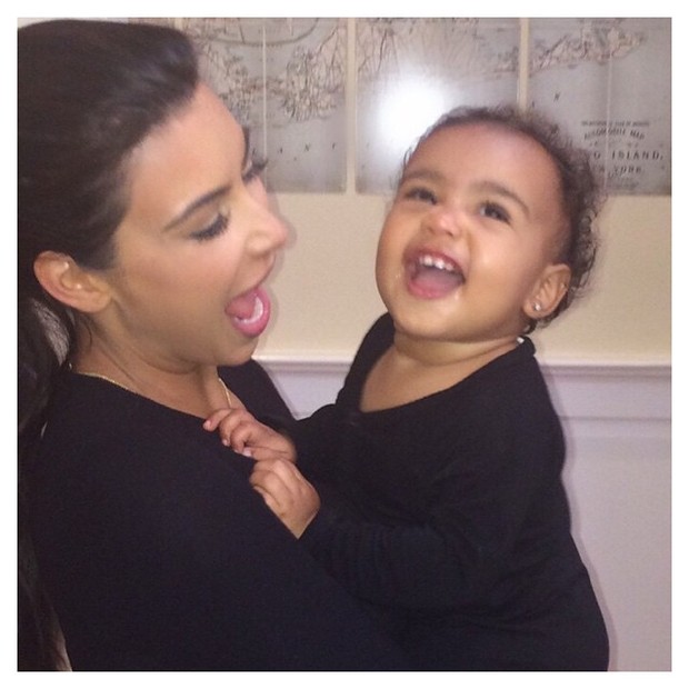 Kim Kardashian com a filha, North West, posam sorridentes (Foto: Instagram/ Reprodução)