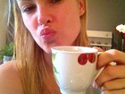 De cara limpa, Ana Hickmann dá bom dia e bebe café com leite