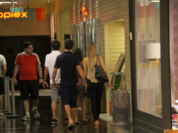 Kayky Brito com a namorada em shopping na Zona Sul do Rio (Foto: Daniel Delmiro/ Ag. News)