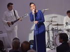 Katy Perry usa vestido longo em apresentação na Casa Branca