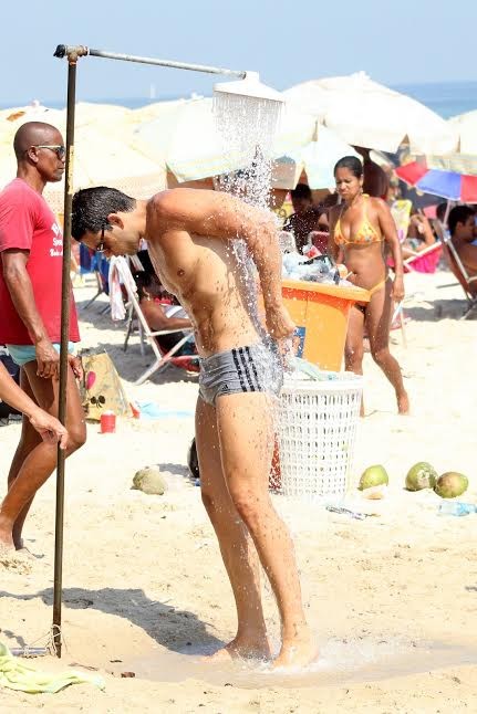 Sergio Marone em praia de Ipanema (Foto: JC Pereira/Agnews)