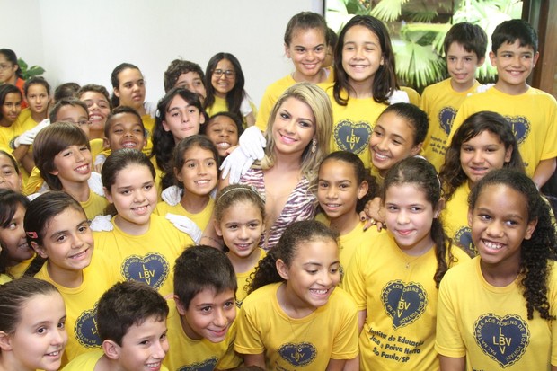 Babi Rossi visita instituição de caridade (Foto: Thiago Duran / AgNews)