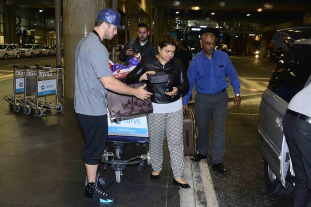 Preta Gil desembarca no aeroporto em retorno de Lua de Mel (Foto: Leo franco / AgNews)