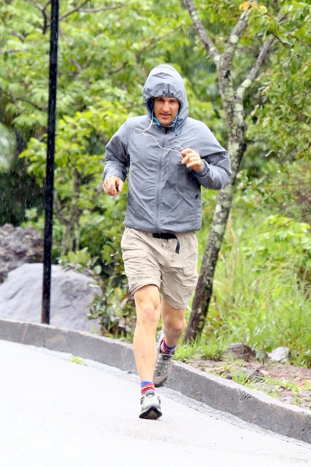 Matthew McConaughey indo correr no Parque das Mangabeiras (Foto: Gabriel Reis e Dilson Silva / Ag. News)