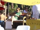 Lindsay Lohan aproveita o domingo de Páscoa em praia em Florianópolis