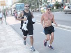 Marcelo Serrado corre sem camisa em orla do Rio